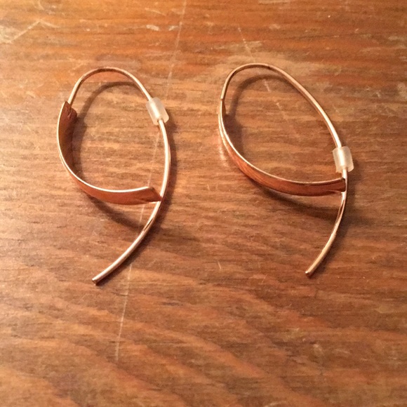 Rose gold loop earrings - Picture 2 of 3